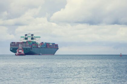 İran, Rum Bayraklı Gemiye Ateş Açtı