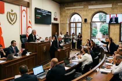 Meclis Seçim ve Polis Yasasını Geçti
