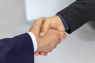 Politika kategorisi görseli: toplanti el sikisma